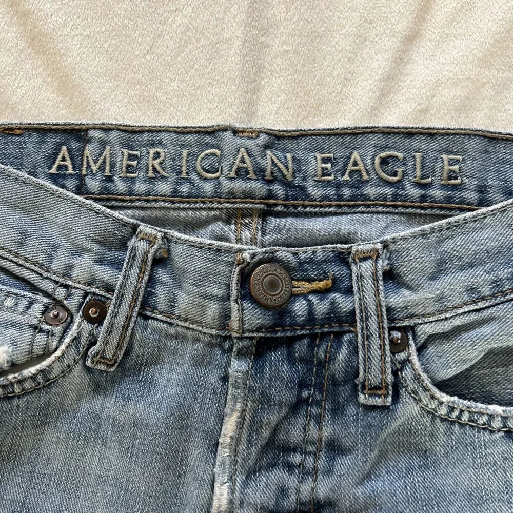 American Eagle Men’s Jeans 26x28 Slim Light Wash Ripped Distressed Holes Button - Picture 3 of 8